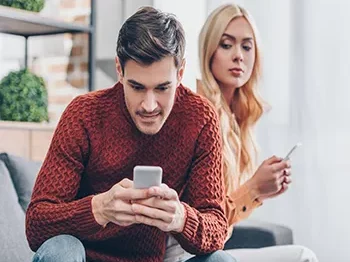 Digitalno neverstvo u vezi ili braku detektiv