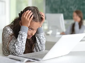 Istraga internet sajber maltretiranja dece detektiv