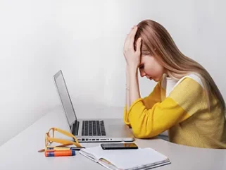 Istraga uznemiravanja na internetu detektiv